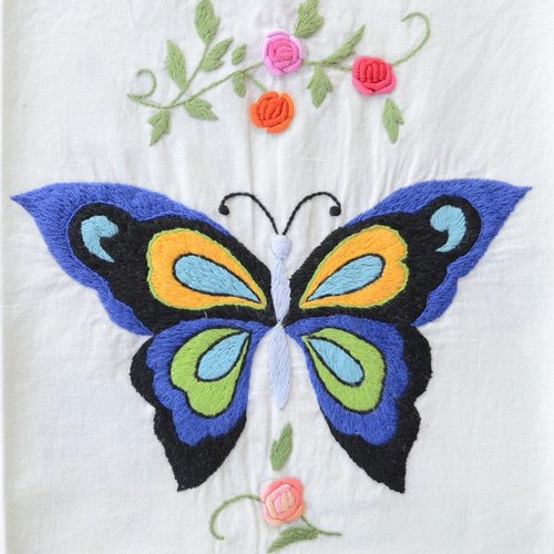 Broderie livrée finie, prête à coudre par vos soins.