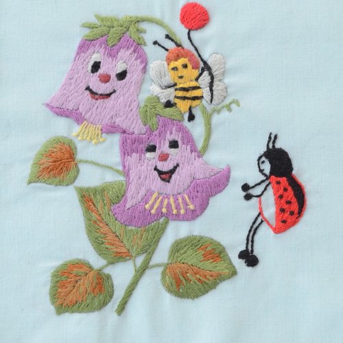 Broderie livrée finie, prête à coudre par vos soins.