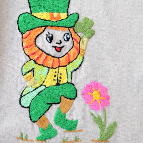 Broderie livrée finie, prête à coudre par vos soins.