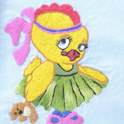 Broderie livrée finie, prête à coudre par vos soins.