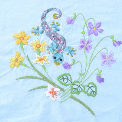 Broderie livrée finie, prête à coudre par vos soins.