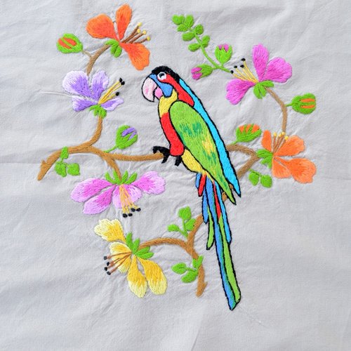 Broderie livrée finie, prête à coudre par vos soins.