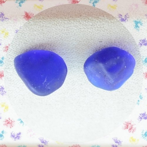 Clous d’oreille enfant verre de mer en vert ou bleu