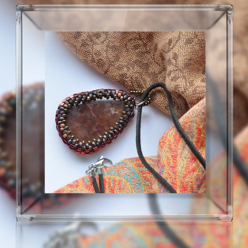 Pour un look raffiné, ce collier est un quartz ambré