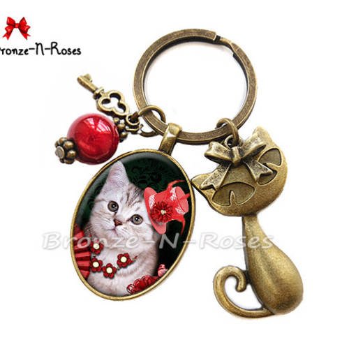 Porte clés " chat kitch " cabochon rouge chapeau fleurs bronze