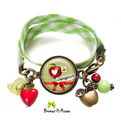 Bracelet " a croquer " pomme rouge cabochon vichy vert perles 