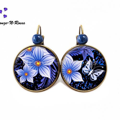 Boucles d'oreilles " petites fleurs bleues et papillon " cabochon bronze bijou fantaisie dormeuses