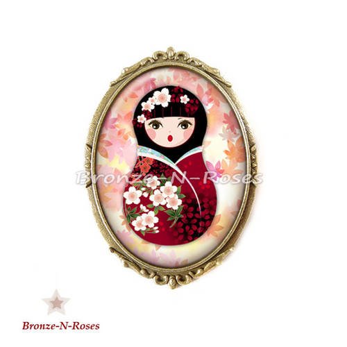 Broche épingle " poupée kawaii matriochka " cabochon bronze rouge fleurs roses