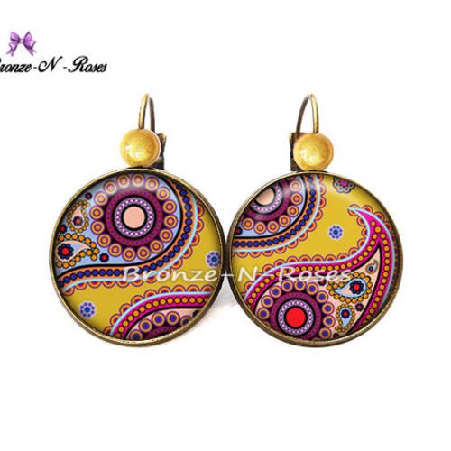 Boucles d'oreilles " hindou style " bijou fantaisie cabochon violet et jaune motifs ethniques verres dormeuses