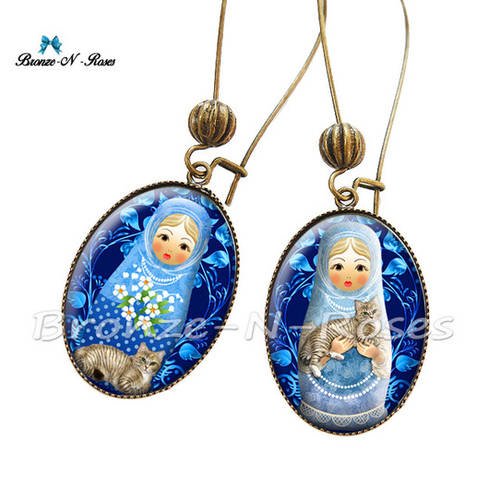Boucles d'oreilles " matriochka fleurs bleues et son chat " cabochon bijou fantaisie poupées russes verre 