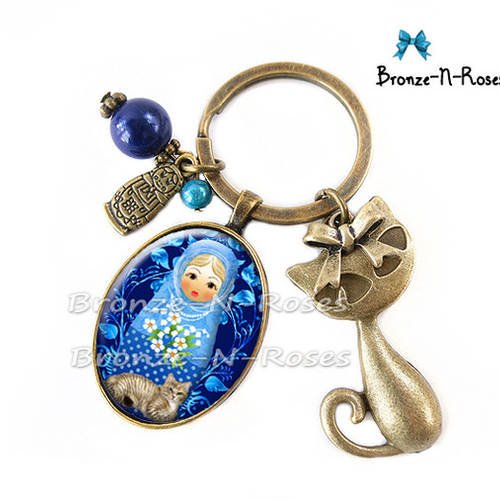 Porte clés " matriochka fleurs bleues et son chat " cabochon bijou fantaisie poupées russes 