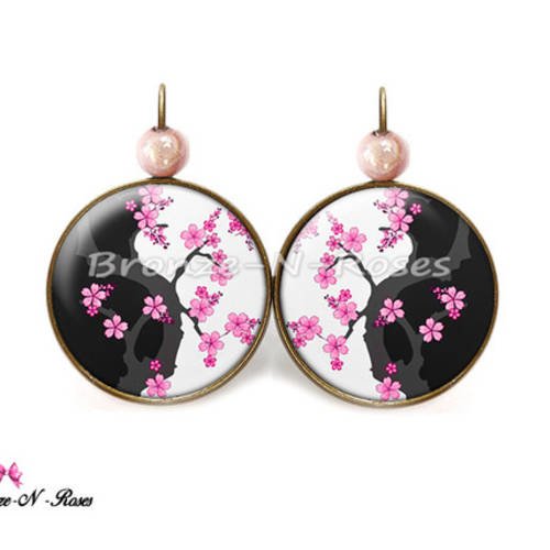 Boucles d'oreilles " sakura yin et yang" cabochon fleurs japon bronze  noir rose verre dormeuses 