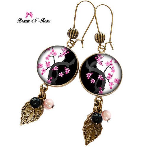 Boucles d'oreilles  " sakura yin et yang" cabochon fleurs japon bronze rose noir verre