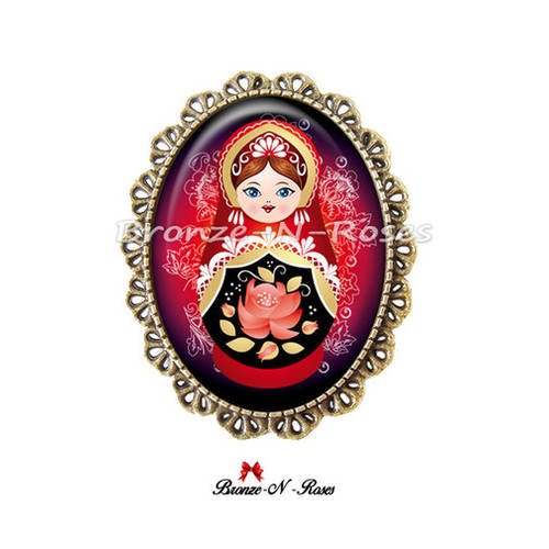 Broche épingle " matriochka " motif traditionnel russe rouge noir cabochons poupées russes verre 