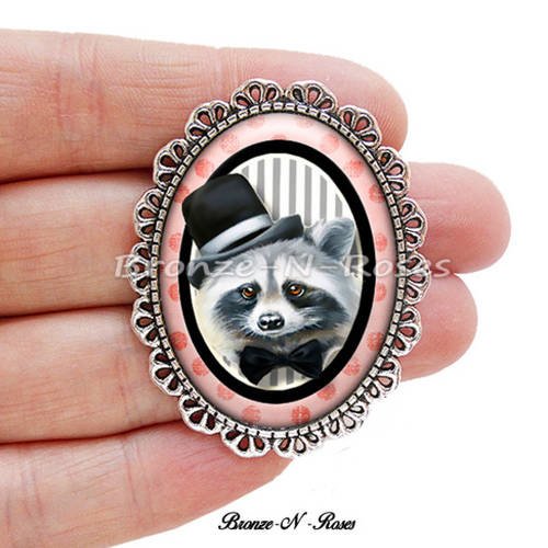 Broche épingle " gentlemen raccoon " métal argenté cabochon verre raton laveur verre 