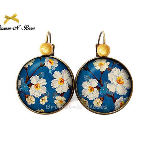 Boucles d'oreilles * fleurs blanches * nature cabochon bleu et jaune perle verre dormeuses