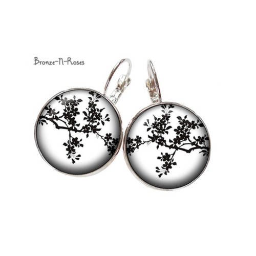 Boucles d'oreilles * fleurs collection noir et blanc * dormeuses arbre blanc feuille verre