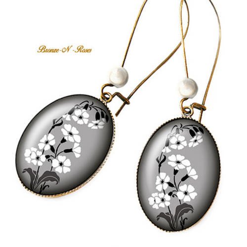 Boucles d'oreilles * petites fleurs blanches * cabochon bronze fond gris 