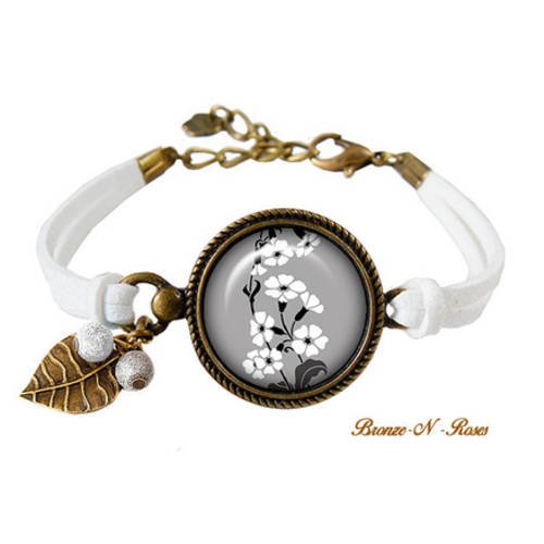 Bracelet * petites fleurs blanches * cabochon bronze fond gris 