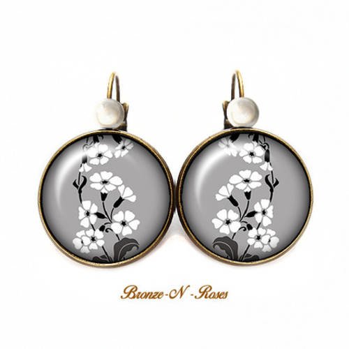 Boucles d'oreilles * petites fleurs blanches * cabochon bronze fond gris dormeuses verre 