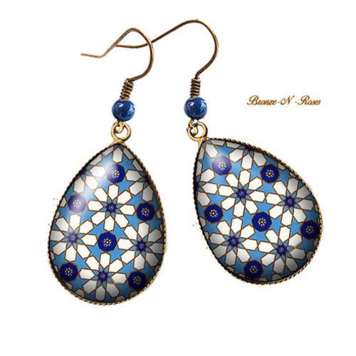 Boucles d'oreilles gouttes * mosaïque petites fleurs blanches * cabochon bronze pendant verre 