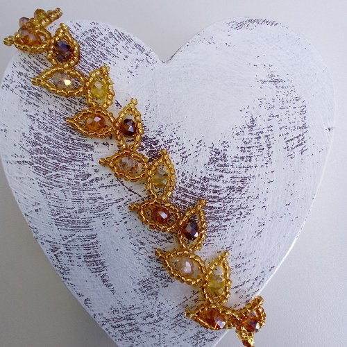 Bracelet feuille couleur or.