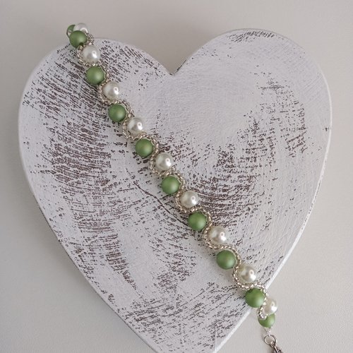 Bracelet wavy acrylique coloris vert et blanc nacré.