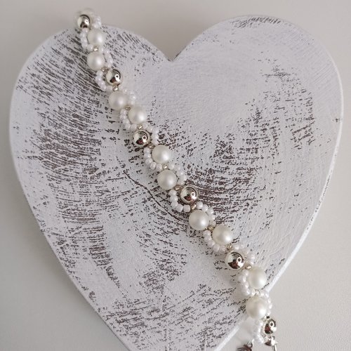 Bracelet wavy acrylique coloris blanc et argent.