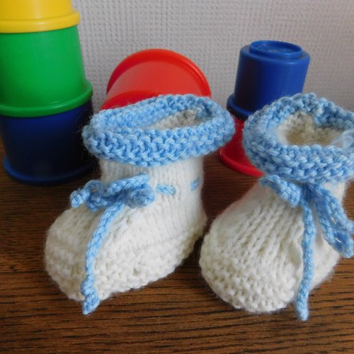 Chaussons bébé tricotés main : laine  layette taille 0 - 3 mois blanc bleu