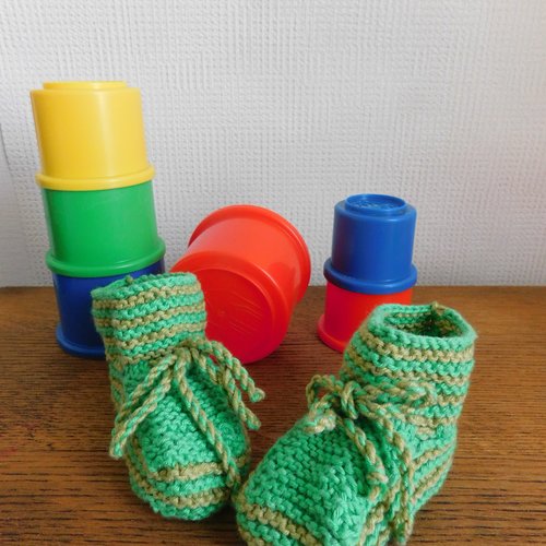Chaussons bébé tricotés main : layette taille 3- 6 mois vert coton