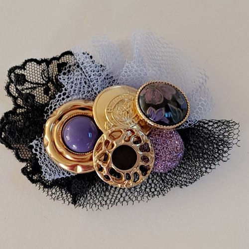 Broche violet tissu boutons