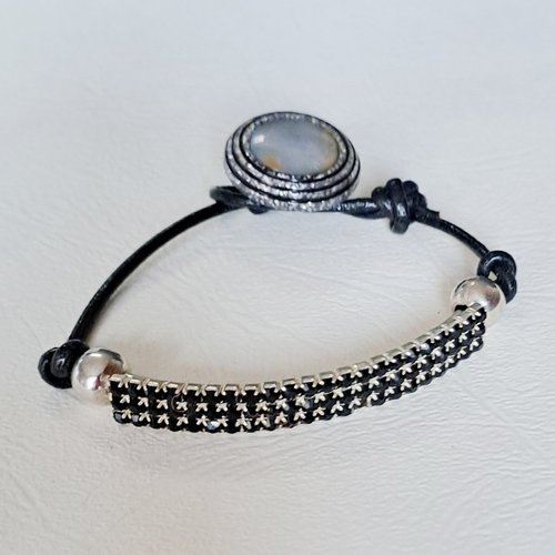 Bracelet noir  blanc damier  metal cordon bouton nacre
