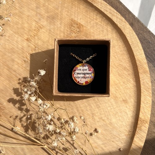Collier mot courageuse