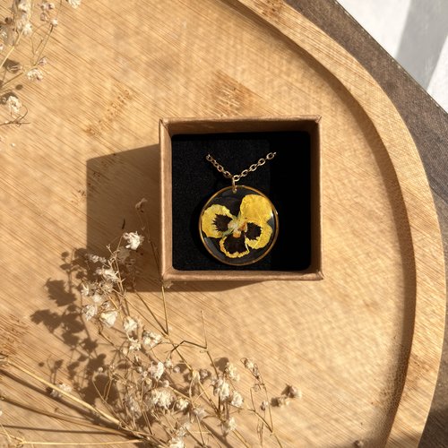Collier fleur naturelle pensée sauvage