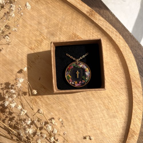 Collier couronne de fleurs naturelles et croix