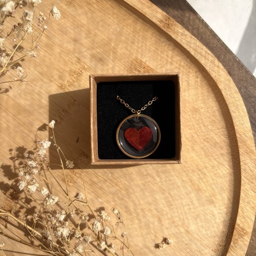 Collier couronne de fleurs naturelles et croix