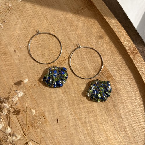 Créoles coquillages vertes bleues argentées holographiques en résine