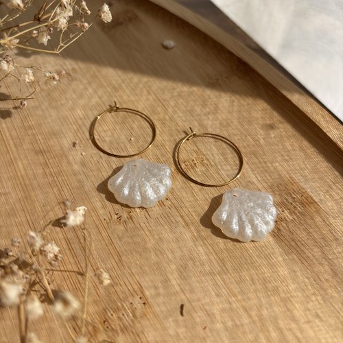 Créoles coquillages nacre blanche en résine