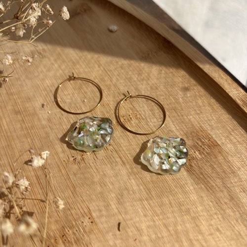 Créoles coquillages nacre verte en résine