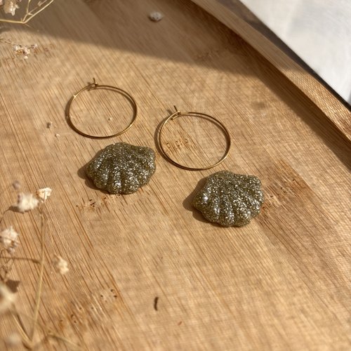 Créoles coquillages dorés pailletés en résine