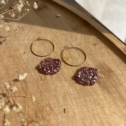 Créoles coquillages rose pailleté en résine
