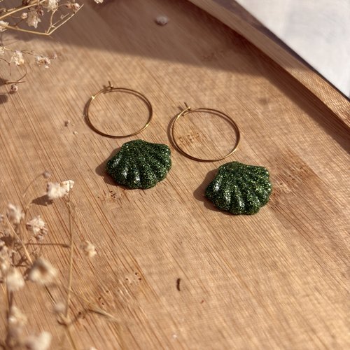 Créoles coquillages vert pailleté en résine