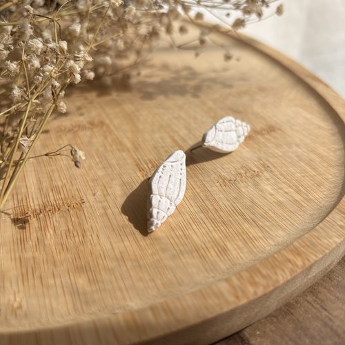 Puces d’oreilles coquillage en pâte polymère – acier chirurgical