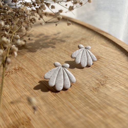 Puces d’oreilles coquillage en pâte polymère – acier chirurgical