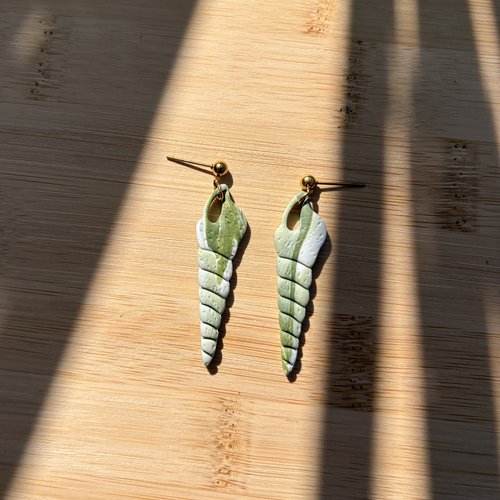 Boucles d’oreilles coquillage torsadé – acier inoxydable doré