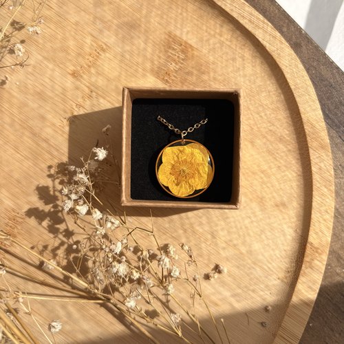 Collier fleur naturelle bouton d’or
