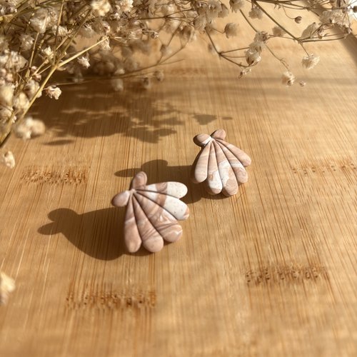 Puces d’oreilles coquillage en pâte polymère – acier chirurgical
