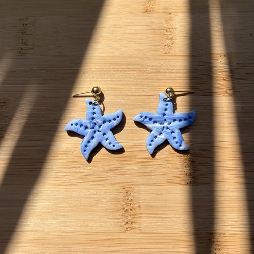Boucles d’oreilles étoiles de mer bleues – pâte polymère & acier inoxydable doré