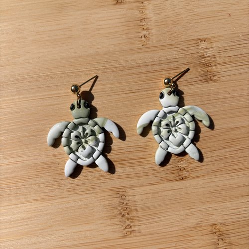 Boucles d’oreilles tortues de mer – pâte polymère & acier inoxydable doré