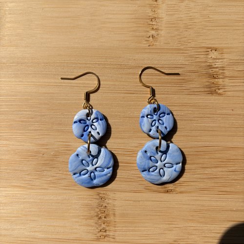 Boucles d’oreilles dollars des sables bleus – pâte polymère & acier inoxydable doré